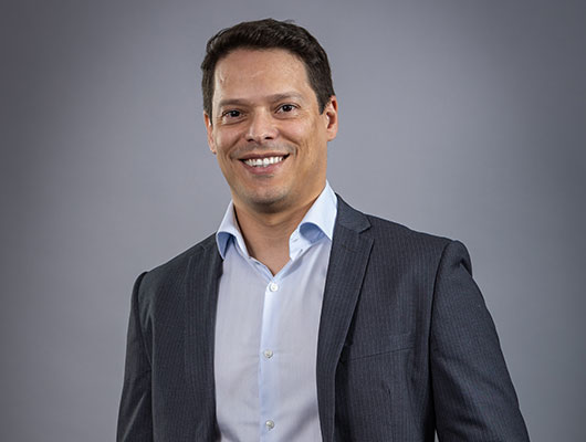fernando-diretor-vockan Fernando possui mais de 15 anos com as soluções QAD. Na QAD, iniciou sua carreira como consultor funcional, tendo participado em diversos projetos de implementação e também com consultoria em mais de 40 clientes. No início de 2019 aceitou o desafio de assumir a gerência de pré-vendas, sendo reconhecido por 2 vezes como Business Consulting of the Year para a América Latina, nos anos de 2020 e 2021. Antes de se juntar a QAD, Fernando teve também passagem pela indústria automotiva, em empresa que utilizava soluções da QAD.