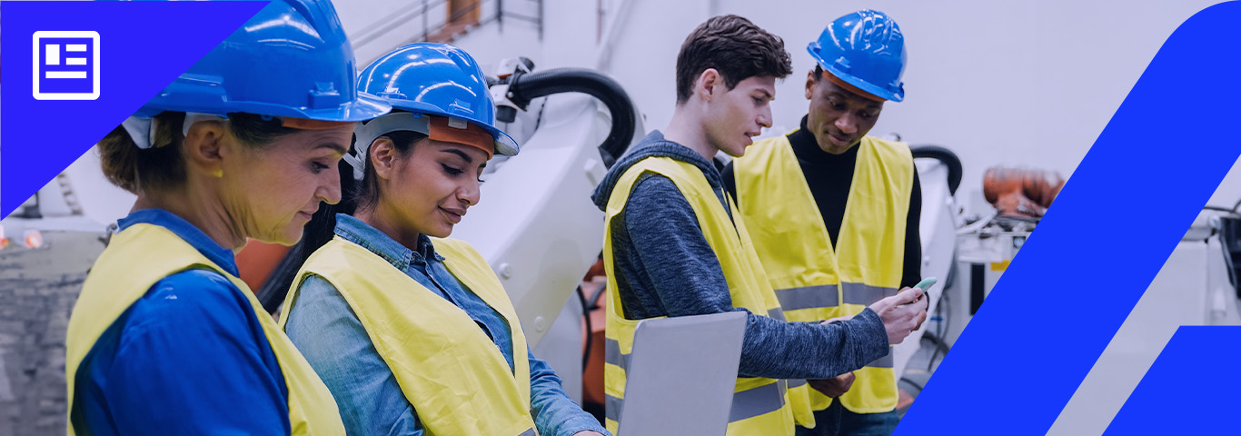 Equipe diversificada de engenheiros análisa dados em fabrica