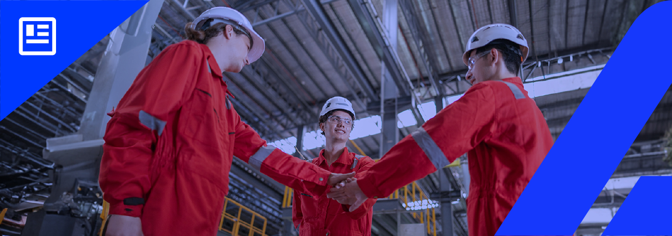 banner-equipe-industrial-cumprimentando-na-fabrica 6 Passos Essenciais para Aumentar Lucros e Engajamento de Colaboradores na Indústria de Manufatura