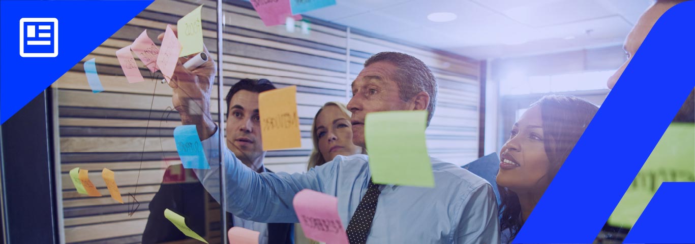 pessoas-negocios-discutindo-tarefas-em-um-quadro-banner Descubra o que é o Método Kanban, como ele pode otimizar o fluxo de trabalho, reduzir custos e melhorar a eficiência em sua empresa.