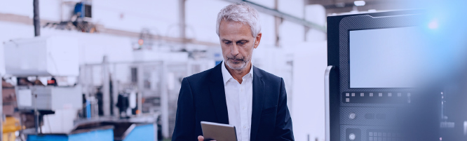 homem de terno segurando tablet