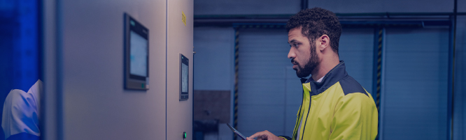 jovem trabalhador industrial com tablet